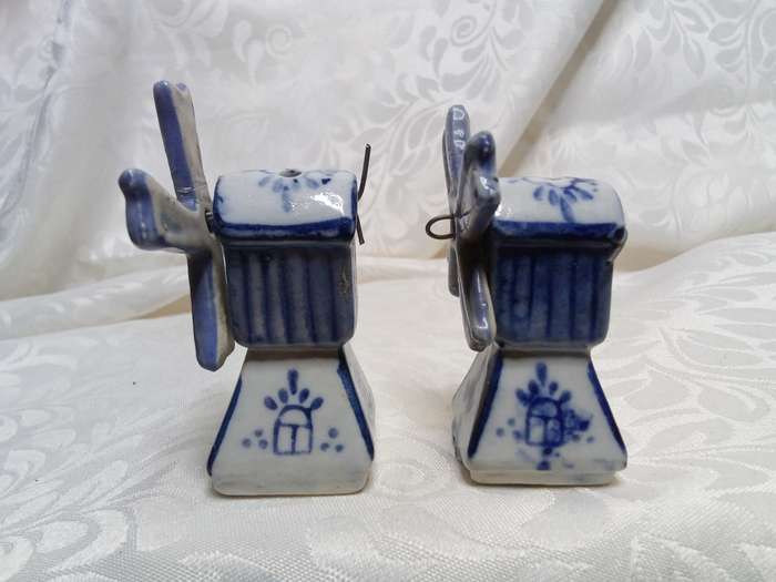 Pretty Delft windmill Salt and Pepper set