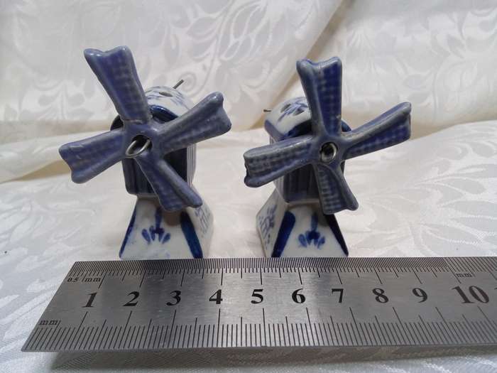 Pretty Delft windmill Salt and Pepper set