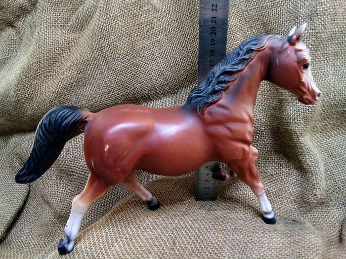 Two lovely vintage Diamond P Hard Plastic Horse Figurines #673