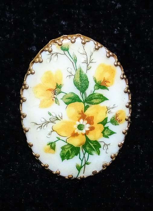Pretty vintage 1950s porcelain floral scarf clip
