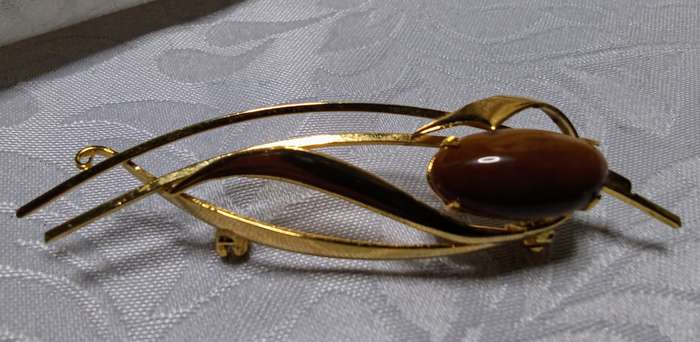 Fabulous vintage 22k hardgold clad Florenza brooch with tigers eye