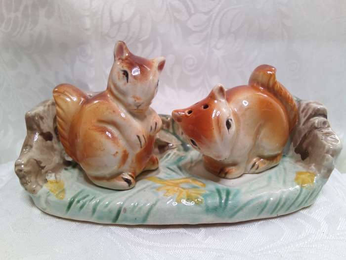 Cute squirrel salt and pepper set on tray