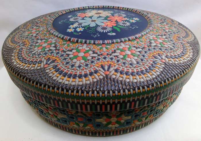 Exquisite vintage biscuit tin from Holland