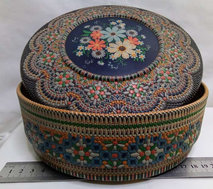 Exquisite vintage biscuit tin from Holland