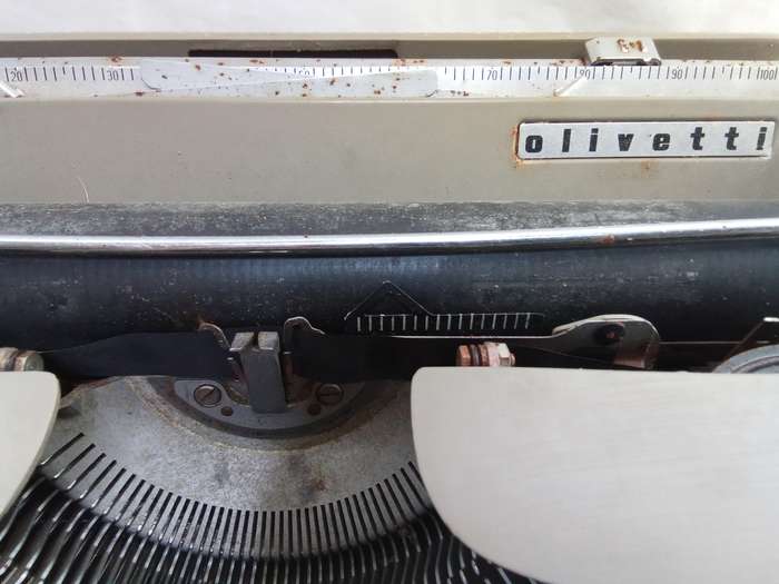 Olivetti Lettera 22 typewriter with original case