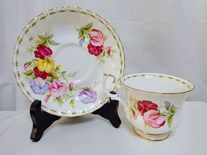 Royal Albert "Flower of the Month" duo - April Sweet Pea