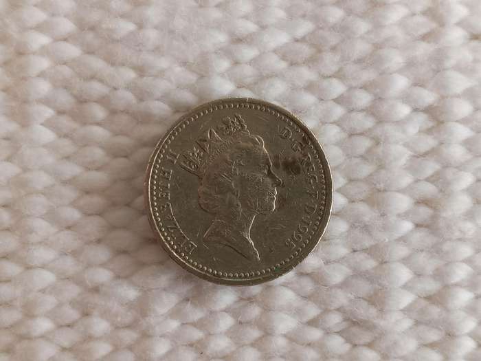 UK ONE POUNDS x 8