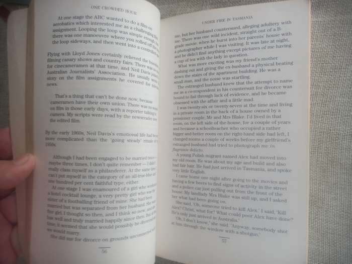 One Crowded Hour - Neil Davis - Combat Cameraman 1934 - 1985 - Tim Bowden