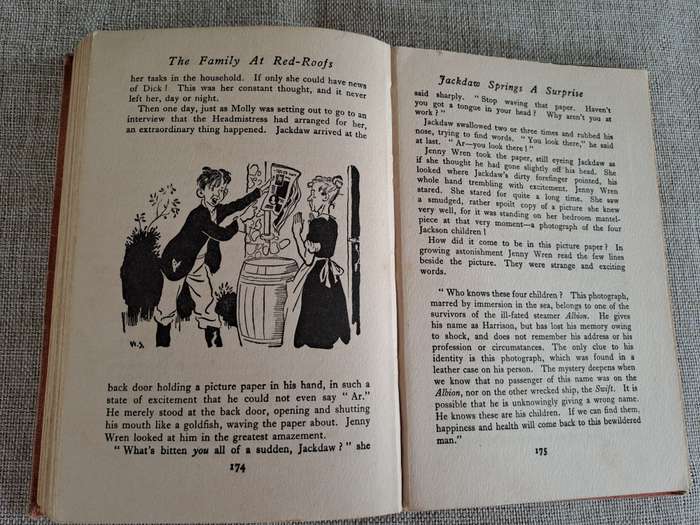 The Family at Red-Roofs - Enid Blyton