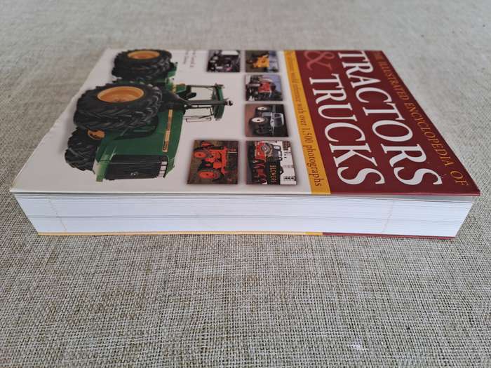 The Illustrated Encyclopedia of Tractors & Trucks - John Carroll & Peter Davies