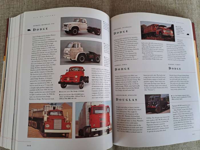 The Illustrated Encyclopedia of Tractors & Trucks - John Carroll & Peter Davies
