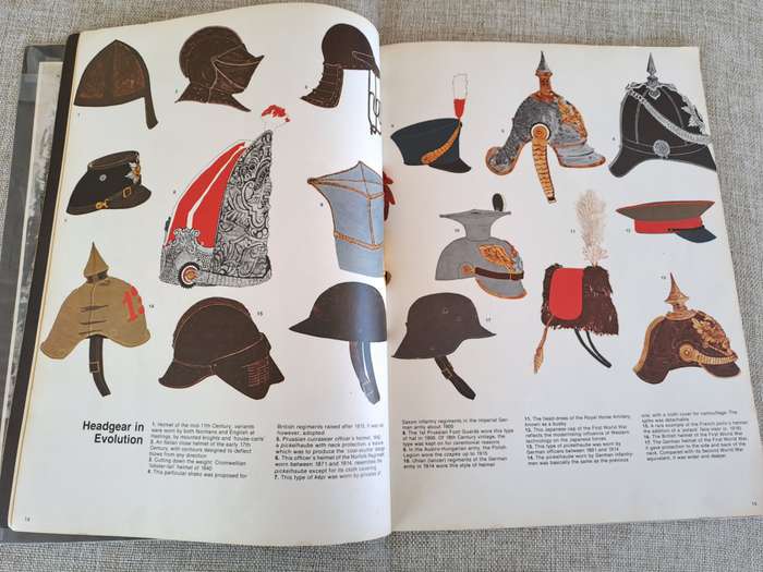 Heraldry of War: Medals, Badges and Uniforms - Purnell`s History of The World Wars Special