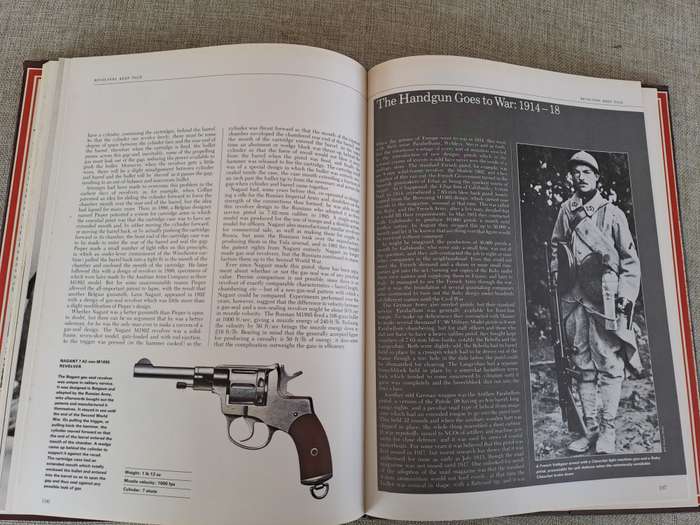 The Complete Handgun 1300 to the Present - Ian V. Hogg & John Batchelor
