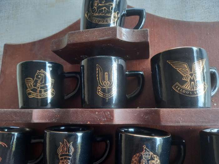 Rhodesian military Unit collection - wood shield with 19x unit "miniature mugs ?"