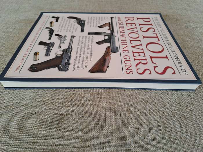 The Illustrated Encyclopedia of Pistols, Revolvers and Submachine Guns