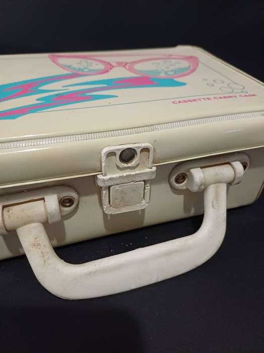 Retro-vintage cassette carry case