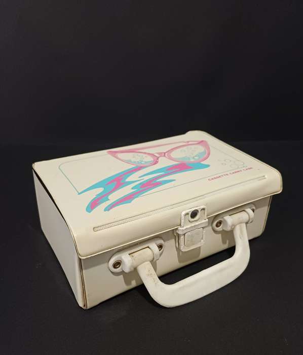 Retro-vintage cassette carry case
