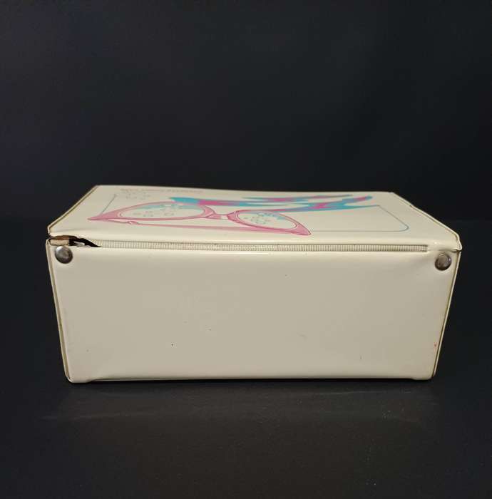 Retro-vintage cassette carry case