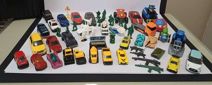 Assortment of 31 cars and vehicles and extras