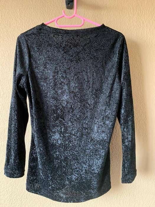 Black velvet top V-neck design Elegant and versatile texture Size 32/34