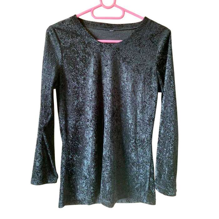Black velvet top V-neck design Elegant and versatile texture Size 32/34