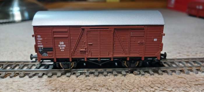 Roco - Box car - marklin close couplers
