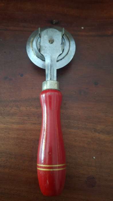 Vintage Retro Nutbrown Pastry Wheel with wood handle Pie Crimper
