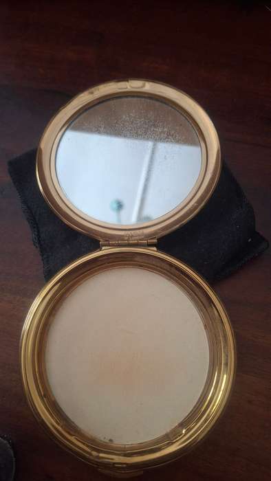 Vintage Kigu compact red
