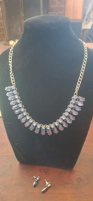 Necklace with earrings blue