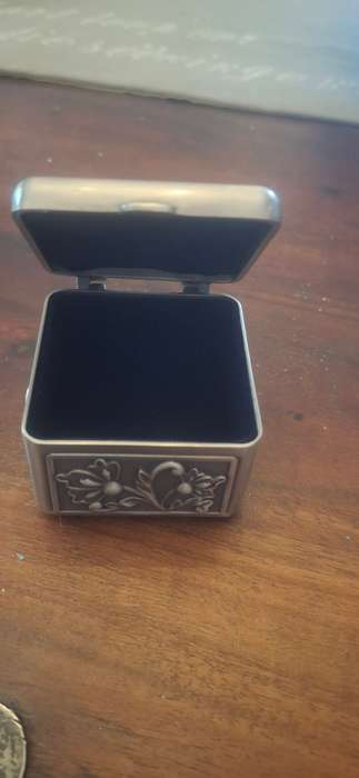 Metal trinket box