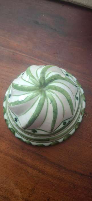 VTG BASSANO ITALY CERAMIC MOLD WALL ART BUNDT CAKE WHITE GREEN HAND PAINTED