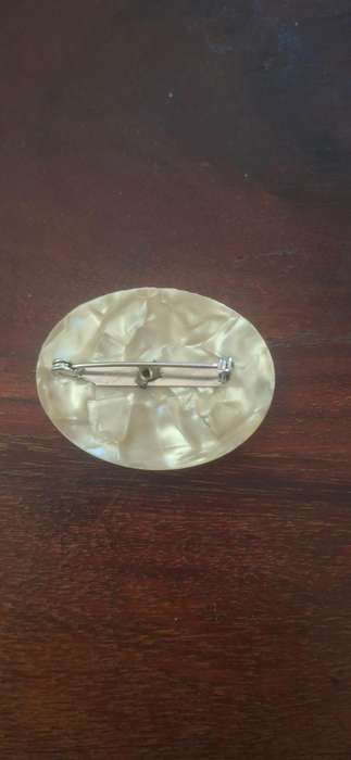 Moeder brooch