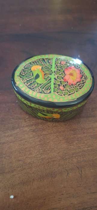 Vintage lacquerware box small