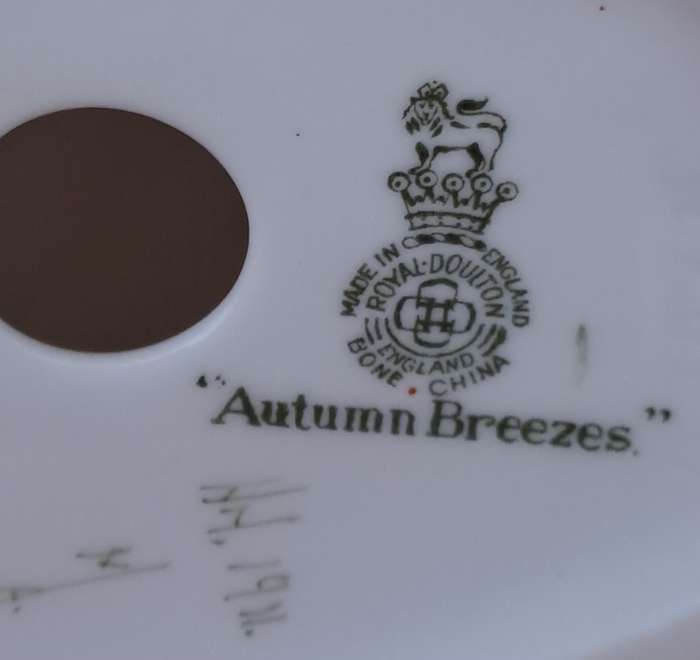 Royal Doulton Figurine - Autumn Breezes HN1911