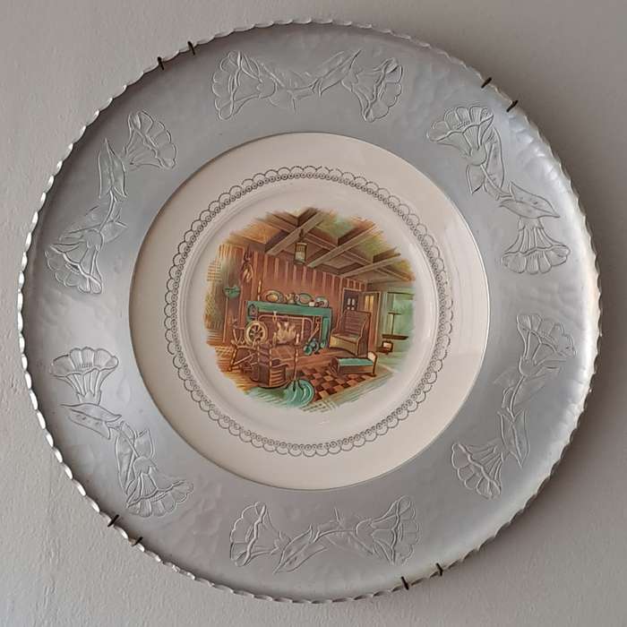 Farberware Plate in Hammered Aluminium Frame