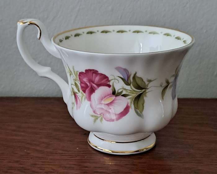 Royal Albert Flower Of the Month Cup 'April'