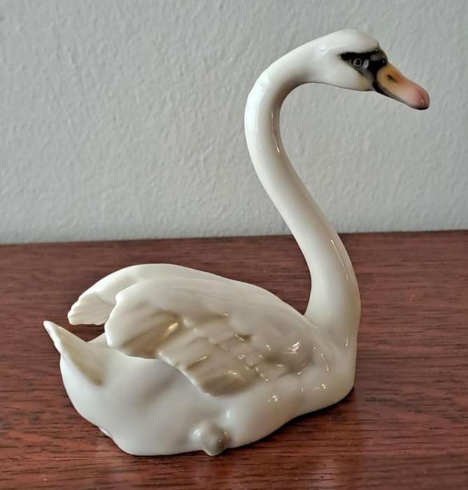 Hutschenreuther Swan - signed Hans Achtziger