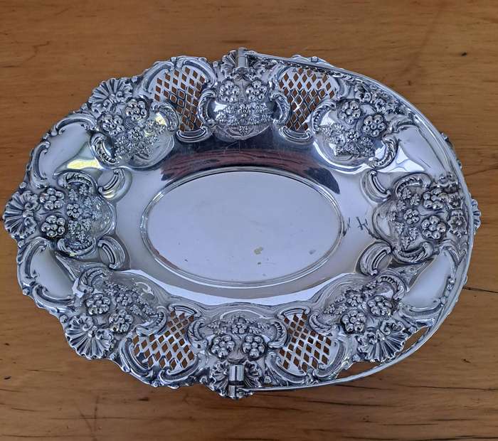 Beautiful EP Oval Bowl with Swing Handle