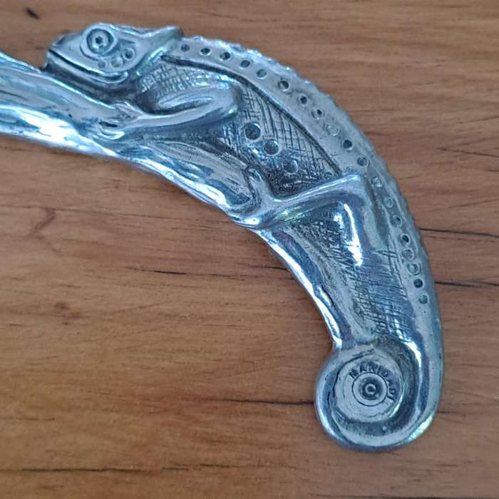 Maridadi Chameleon Cheese Knife