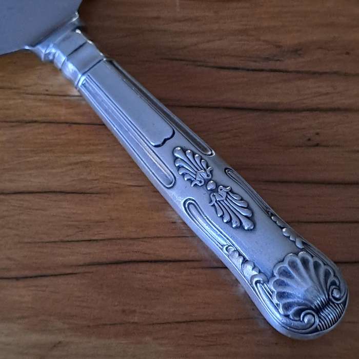 Kings Pattern Cake Lift/Slice