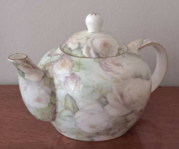 Maxwell Williams Teapot 'Misty Rose'