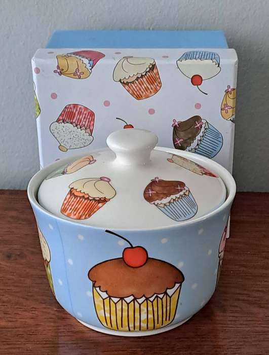 Cup Cakes Milk Jug and Sugar Bowl