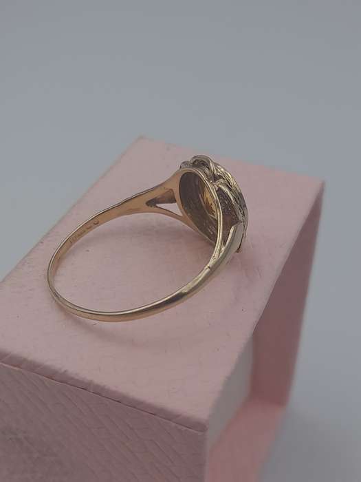 Antique gold citrine ladies ring and yellow stone Size: U