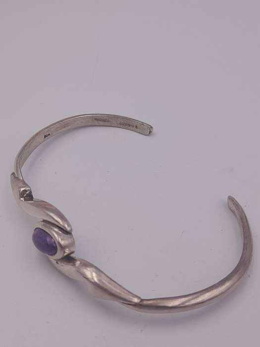 Sterling silver bangle with sugarlite stone