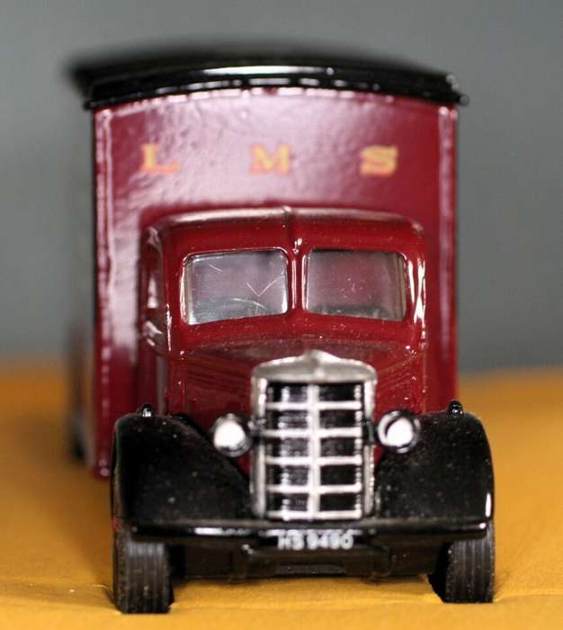 BEDFORD O SERIES VAN LMS EXPRESS PARCELS BOXED