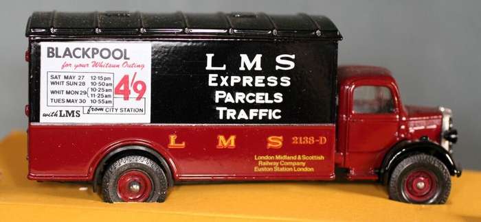 BEDFORD O SERIES VAN LMS EXPRESS PARCELS BOXED