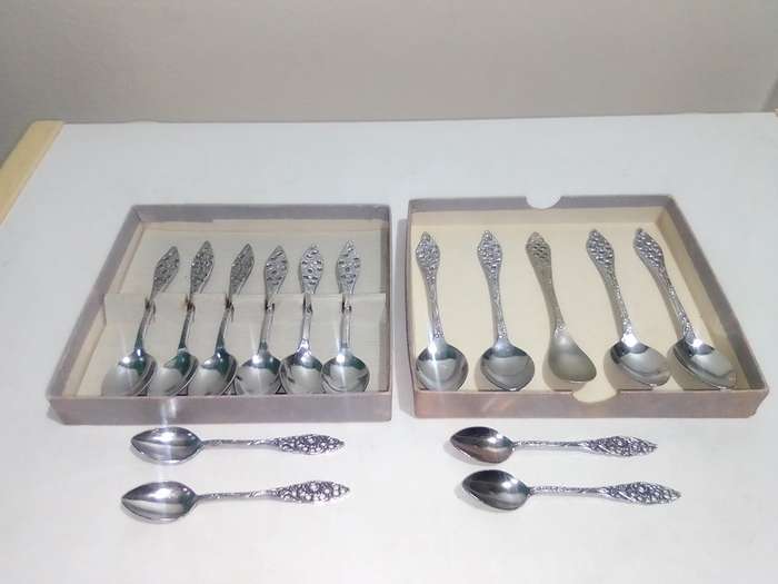 Elwezetta Dutch chrome plate 15 Spoons boxed. Gorgeous Dutch chrome plated teaspoons.