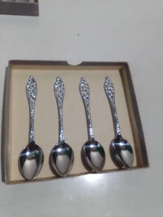 Elwezetta Dutch chrome plate 15 Spoons boxed. Gorgeous Dutch chrome plated teaspoons.