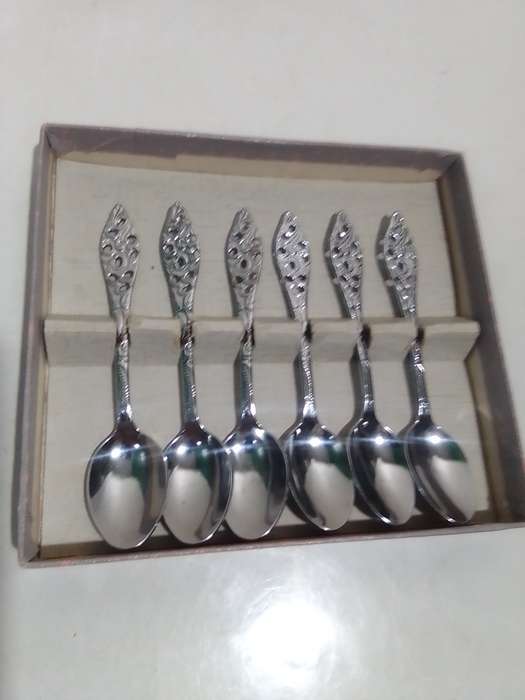 Elwezetta Dutch chrome plate 15 Spoons boxed. Gorgeous Dutch chrome plated teaspoons.