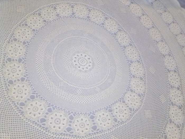 WoW. A Hand Crocheted Round Tablecloth Size: 150cm Wide in Excellent condition.